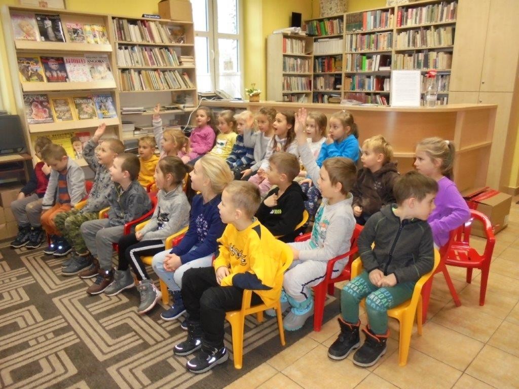 Grupa Biedronki w bibliotece