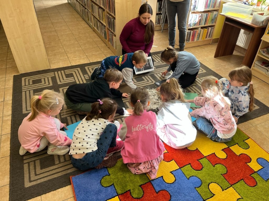 W bibliotece grupa żabki