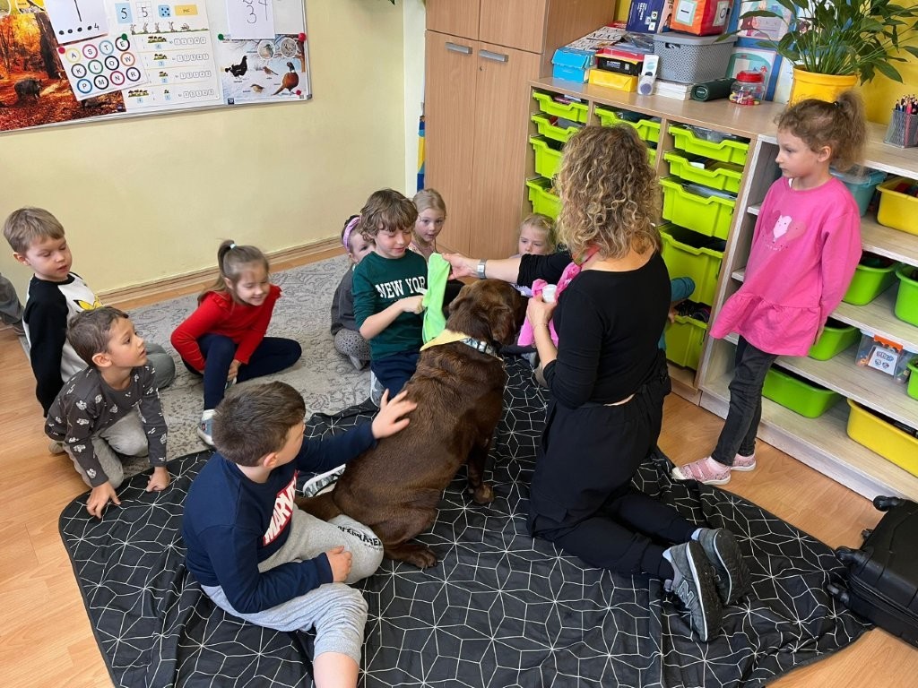 Dogoterapia w grupie żabek