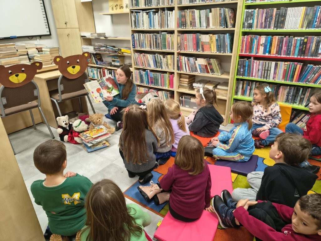 W bibliotece grupa misie