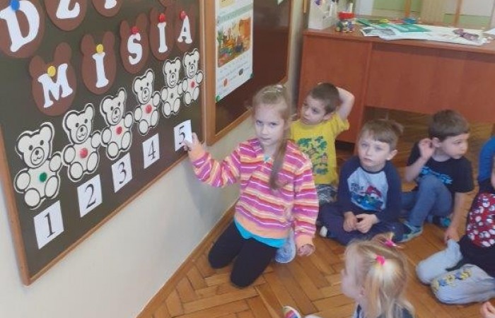 Grupa Wiewiórki dzień pluszowego misia