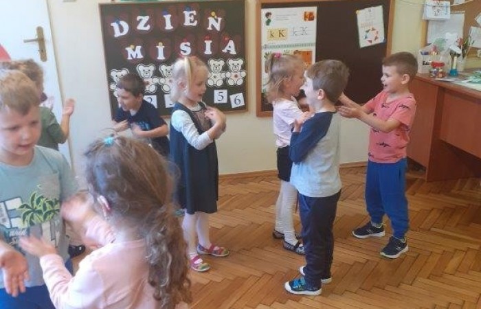 Grupa Wiewiórki dzień pluszowego misia